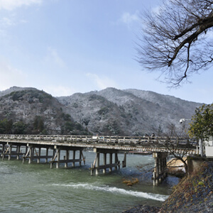嵐山の雪化粧がとっても綺麗。京都の2月は雪でスタートしました。