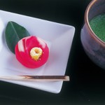 展覧会に合わせた、かわいい和菓子が楽しめる「Cafe 椿」