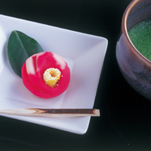 展覧会に合わせた、かわいい和菓子が楽しめる「Cafe 椿」